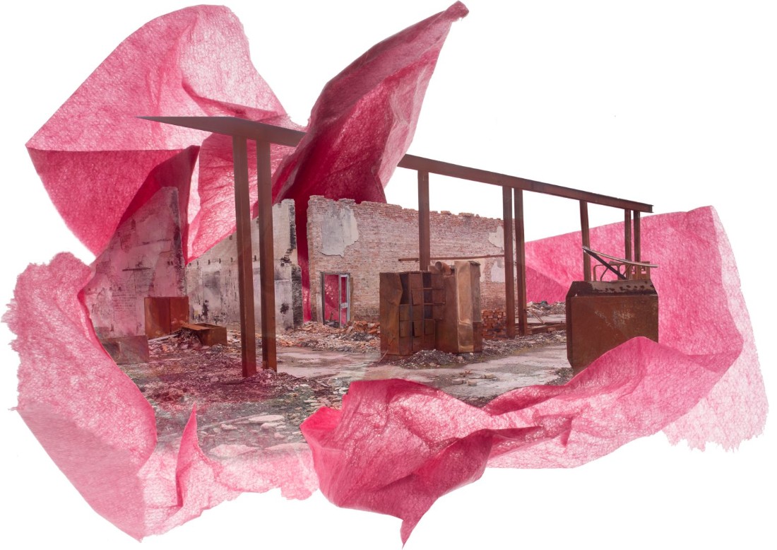 En ruin kantad av rosa silkespapper