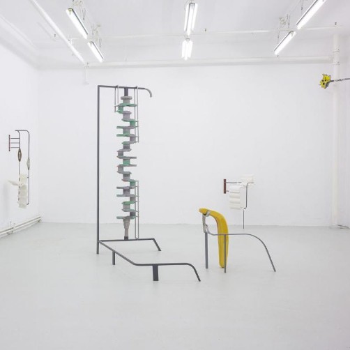 Installation i ett vitt ljust rum