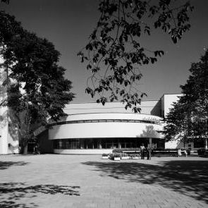 Svartvit bil på en vit byggnad