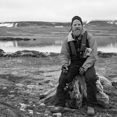 Svartvit bild på en varmklädd man i fjällnatur