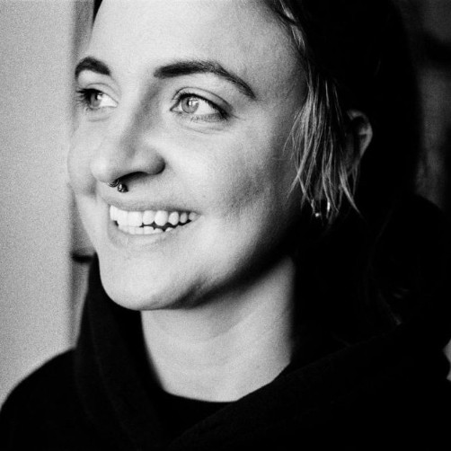 Svartvit närbild på en leende kvinna 