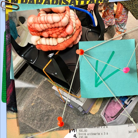 Kollage med foton, snören, nålar, gem och en postitlapp med en pil på