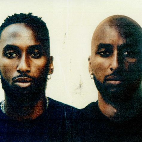 Två män tittar allvarligt in i kameran i närbild