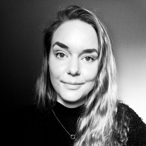 Svartvit närbild på ung kvinna med ljust hår