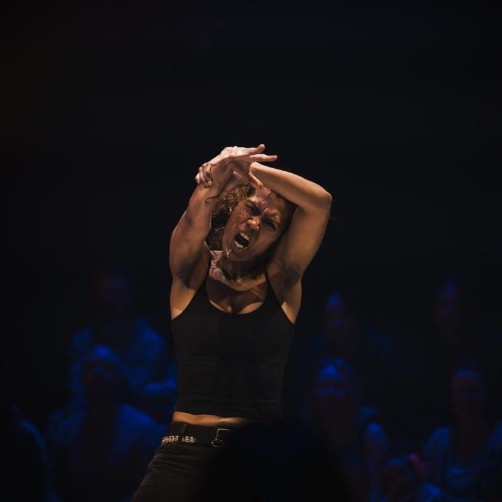 En dansare i vagt ljus 