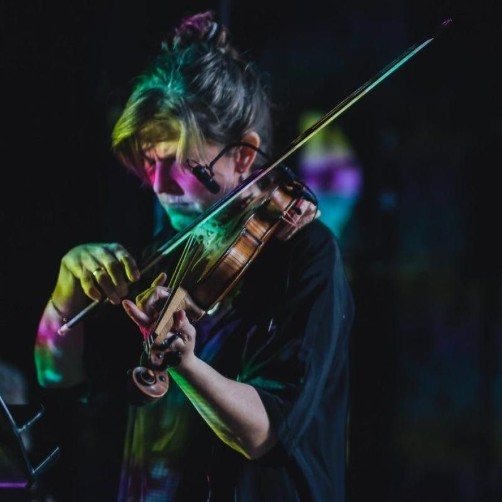 Mörk bild på en violinist