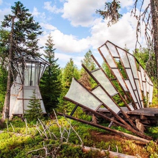 Skulpturala konstverk i skogen